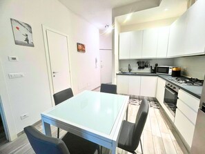 Mikrowelle, Ofen, Herdplatte, Geschirrspüler