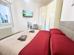 1 bedroom, desk, iron/ironing board, WiFi
