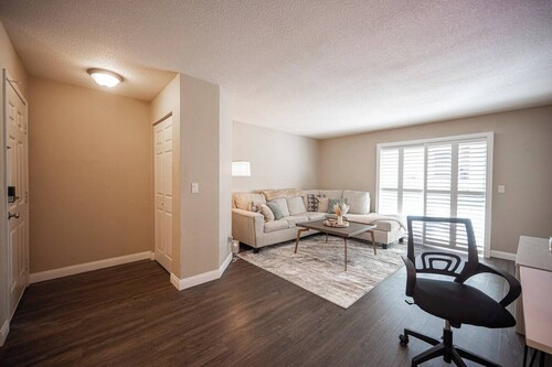 Upscale 2-Bedroom Condo w Pool