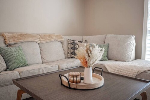 Upscale 2-Bedroom Condo w Pool