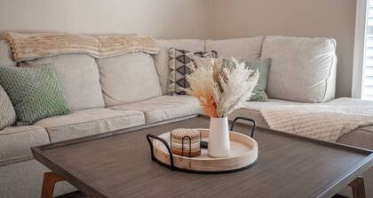 Upscale 2-Bedroom Condo w Pool