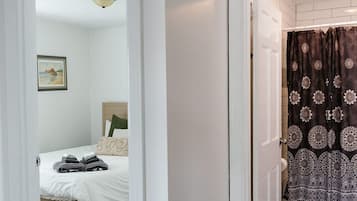 2 chambres, fer et planche à repasser, Wi-Fi, draps fournis