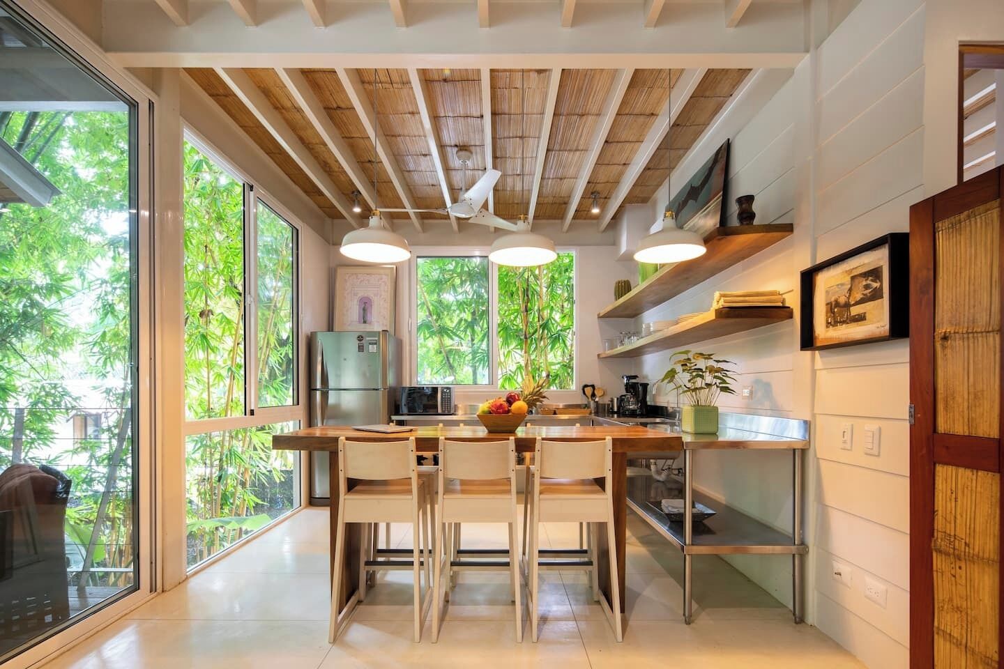 Kühlschrank, Wasserkocher mit Kaffee-/Teezubehör, Toaster