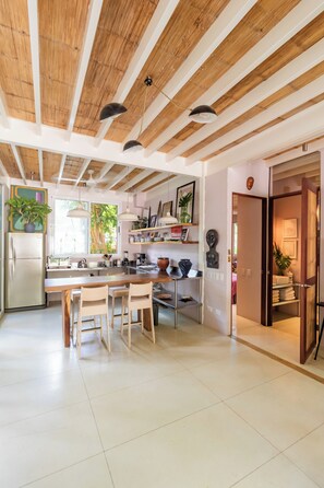 Fridge, oven, stovetop, coffee/tea maker