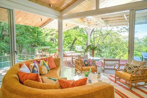 Televisión y oficina 