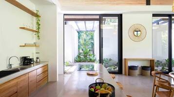 Réfrigérateur, four, plaque de cuisson, cafetiÚre/bouilloire