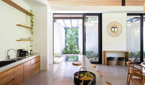 Kjøleskap, ovn, kokeplater og kaffetrakter/tekoker