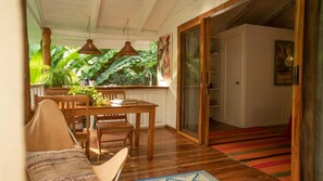 Outdoor dining - High Tide Bungalow _ Walking Distance To The Surf and Restaurants (Santa Teresa)