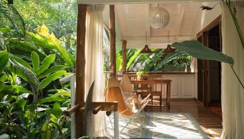 Mid Tide Bungalow - Walking distance to the Surf and Restaurants