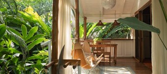 Mid Tide Bungalow - Walking distance to the Surf and Restaurants