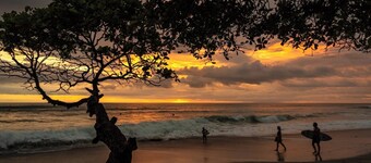 Mid Tide Bungalow - Walking distance to the Surf and Restaurants