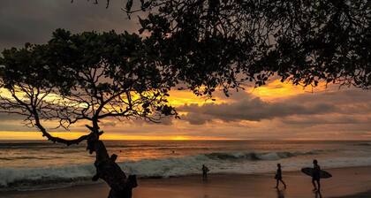 Mid Tide Bungalow - Walking distance to the Surf and Restaurants