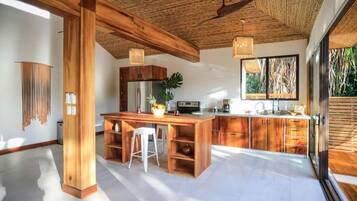 Réfrigérateur, four, plaque de cuisson, cafetiÚre/bouilloire