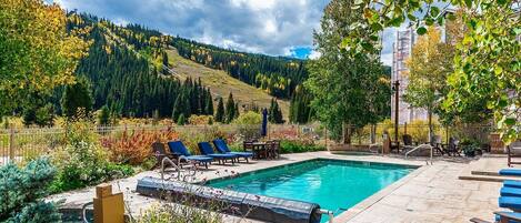 Una piscina al aire libre, una piscina climatizada