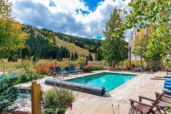 Een buitenzwembad en een verwarmd zwembad