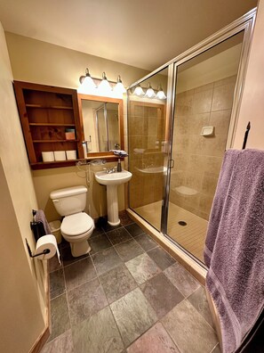 Douche, sĂšche-cheveux, serviettes fournies, savon
