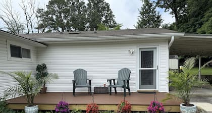 Elegant & Cozy Suite Minutes from Downtown Chattanooga Large Yard, Dog Friendly!