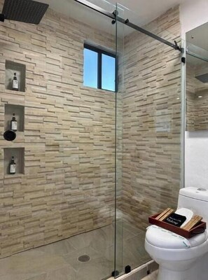 Secadora de cabello, toallas, jabón, papel de baño 