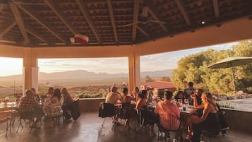 Se sirven desayunos, comidas y cocina internacional