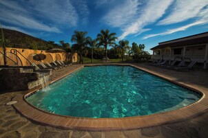 Szabadtéri medence, nyitva 9:00 és 21:00 között, napernyők