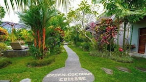 A pathway leading to a building labeled "GREEN. COCONUT COTTAGE." - Green Coconut Cottage Ubud (Bali)