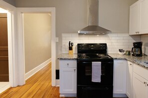 Mikrobølgeovn, ovn, kokeplater og oppvaskmaskin