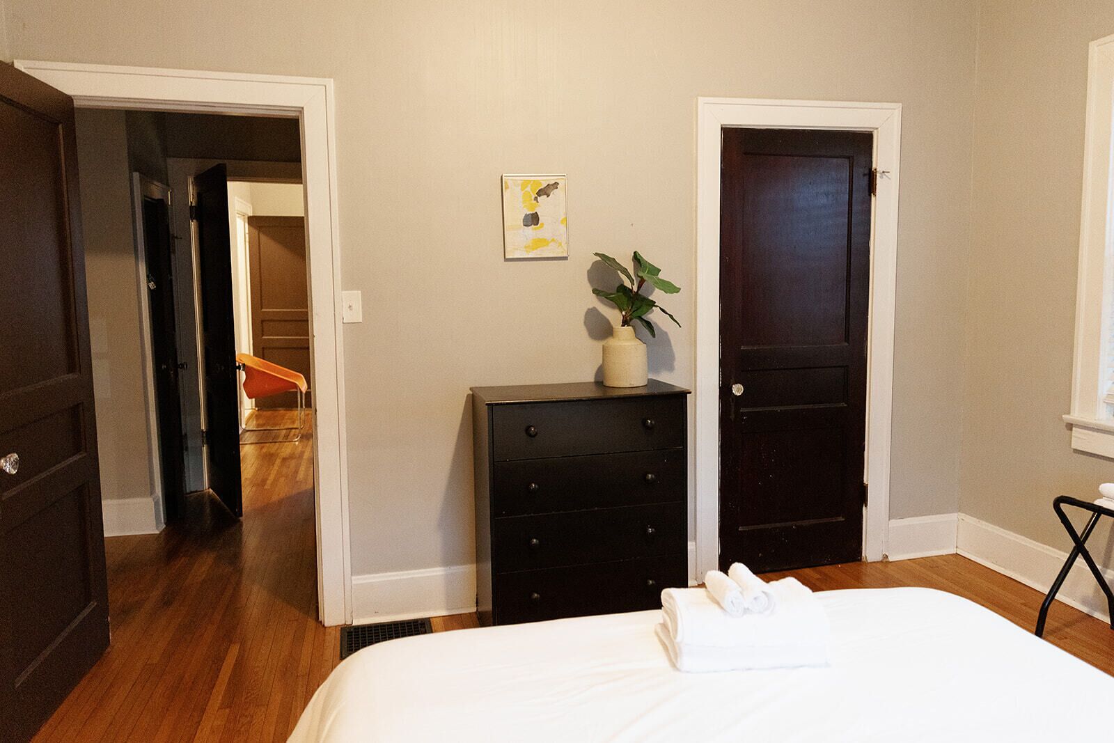 3 chambres, fer et planche à repasser, Wi-Fi, draps fournis