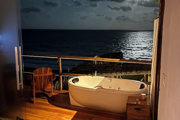 Quarto casal luxo, sacada, vista para a praia | Cofres nos quartos, escrivaninha, espaço de trabalho para notebook