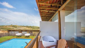 A modern outdoor pool area with a hot tub and wooden deck. - Pousada Mar no Olhar (Rio do Fogo)