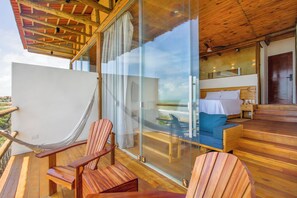 Deluxe tweepersoonskamer, balkon, uitzicht op strand | Woonruimte