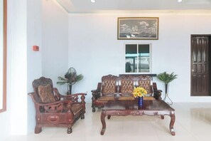 Lobby lounge - RedDoorz @ Raj Inn Guimaras (Jordan)