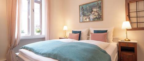 1 多间卧室、客房内保险箱、WiFi、床单