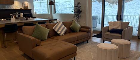 TV connectée, cheminée, table de tennis de table