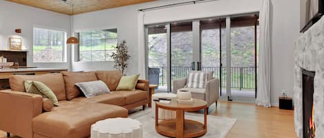 Smart TV, chimenea y tenis de mesa