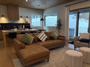 Smart-tv, een open haard en een tafeltennistafel