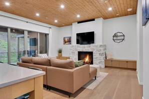 Smart TV, chimenea y tenis de mesa