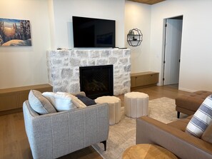 Smart-tv, een open haard en een tafeltennistafel