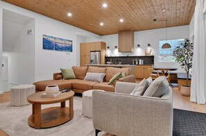 Smart TV, chimenea y tenis de mesa