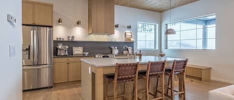 Refrigerador, microondas, horno, placa de cocina