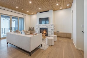 Smart-tv, een open haard en een tafeltennistafel