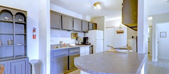 Spacious Top Floor at Stampede w/ Free Parking, AC
