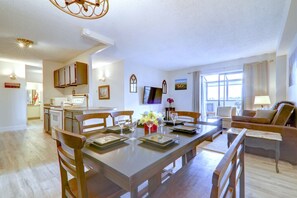Interior - Spacious Top Floor at Stampede w/ Free Parking, AC (Calgary)