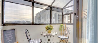 Spacious Top Floor at Stampede w/ Free Parking, AC