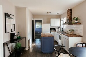 Een microgolfoven, een oven, een kookplaat, keukenpapier