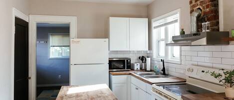 電子レンジ、オーブン、コンロ、ペーパータオル