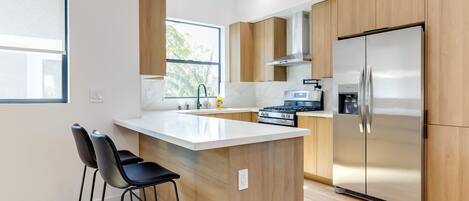 Frigorifero, forno, piano cottura, lavastoviglie