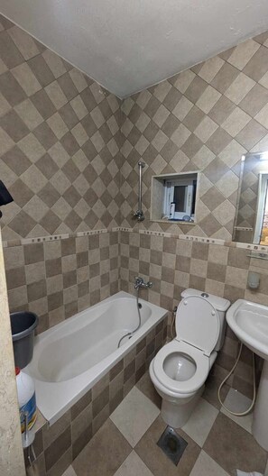 Bidê, toalhas de banho, sabonete, papel higiênico