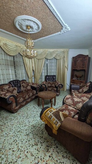 Living area - Noah’s Ark Apartment - Central location to everything Holy in Bethlehem (Bethlehem)
