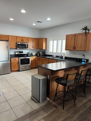 ثلاجة، ميكروويف، فرن، موقد طهي مسطح