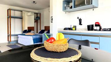 Estúdio conforto, 1 cama Queen, vista para a cidade, ao lado da praia | Sala de jantar